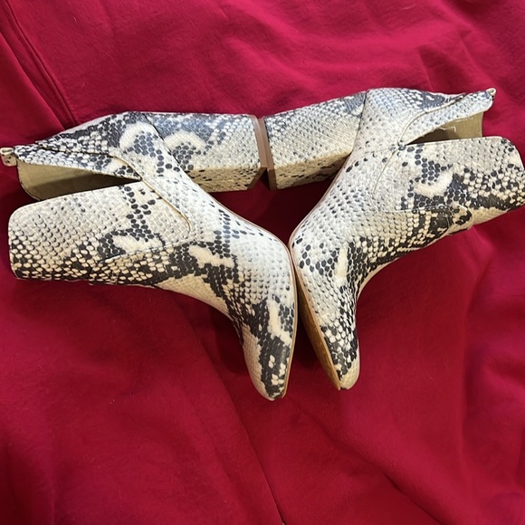 STEVE MADDEN Size 6 Narrate Pull on Boots Snake design - Picture 9 of 11